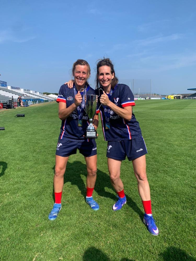 Lucie Marchandeau (à droite) et Ségolène Rivals, licenciées au Gwened Vannes Football Gaélique, célèbrent leur titre de championnes du monde remporté avec l'équipe de France lors des Jeux mondiaux de la GAA à Waterford (Irlande). Photo : Ségolène Rivals.
